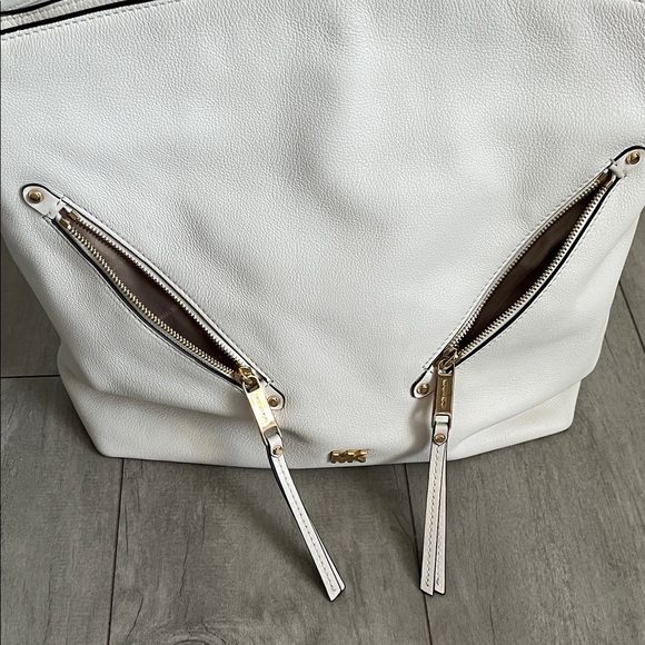 MICHAEL MICHAEL KORS
Evie White Large Pebbled Leather Shoulder Hobo Bag Gold - Picture 9 of 16